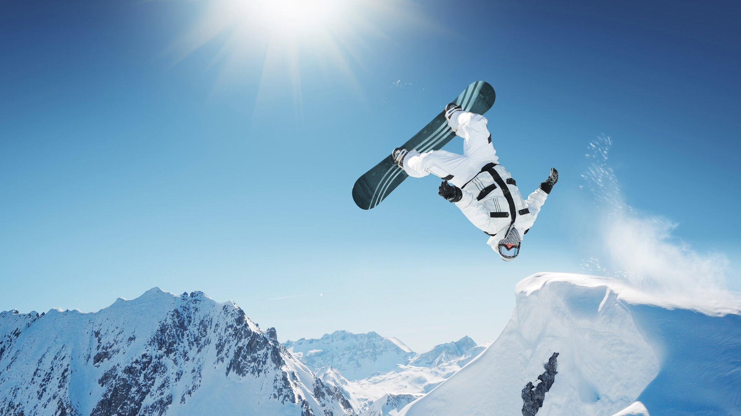 “快艇冲浪：速度与自由的完美碰撞在东三叉湖展开”